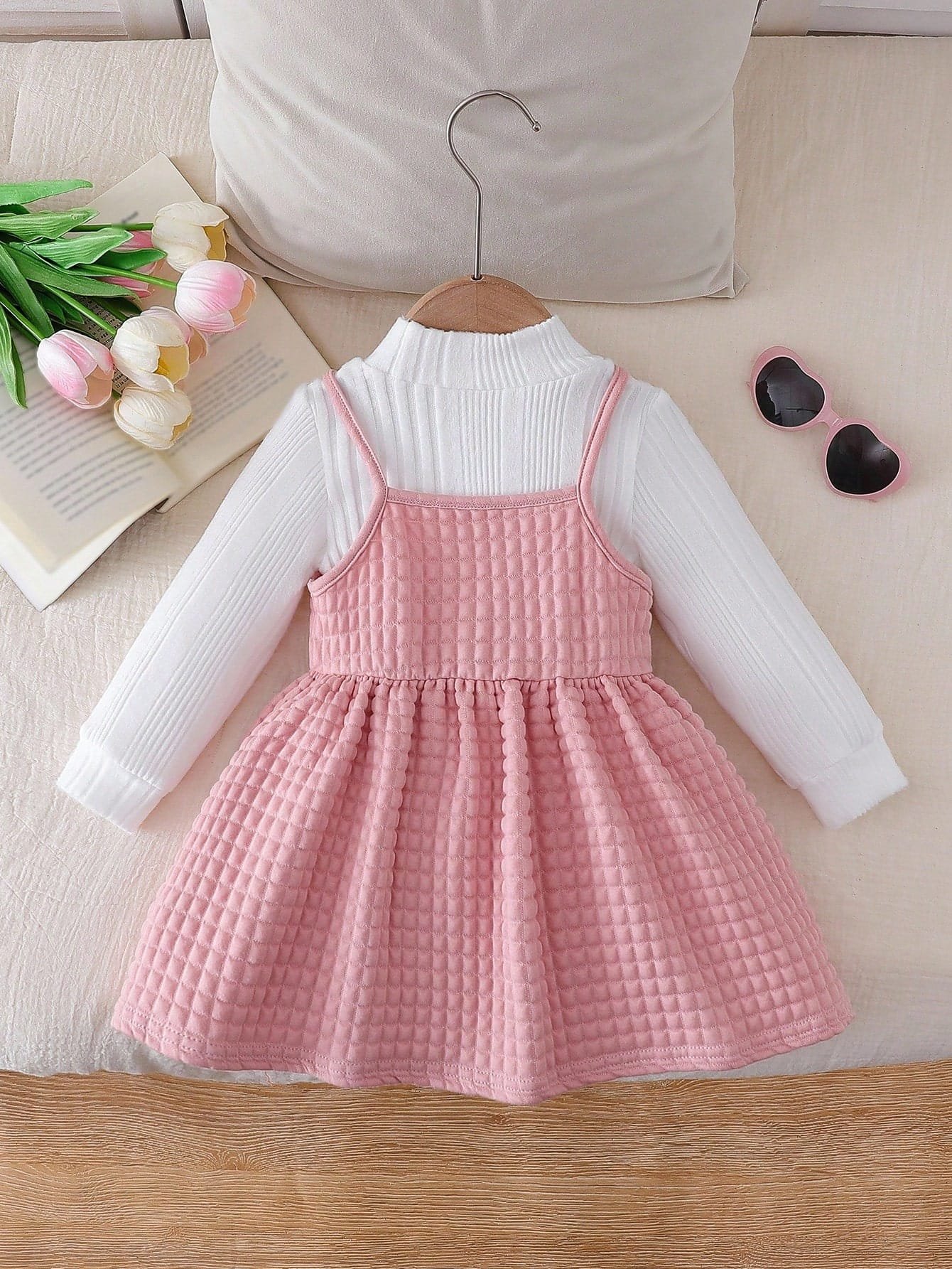 Conjunto rosa con vestido de tirantes