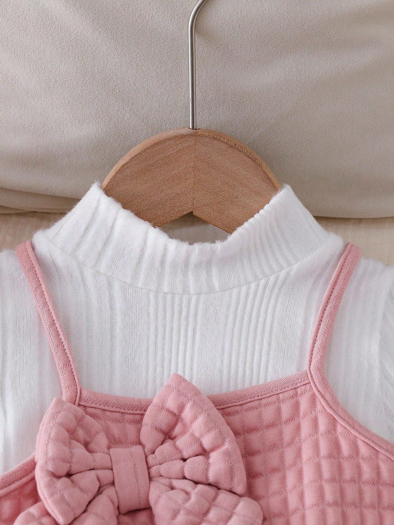 Conjunto rosa con vestido de tirantes