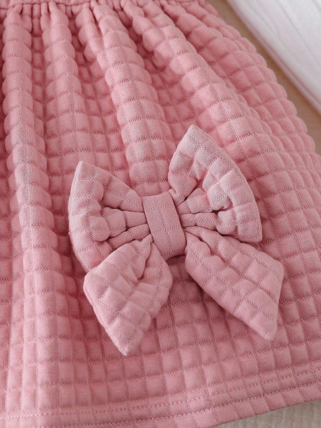 Conjunto rosa con vestido de tirantes