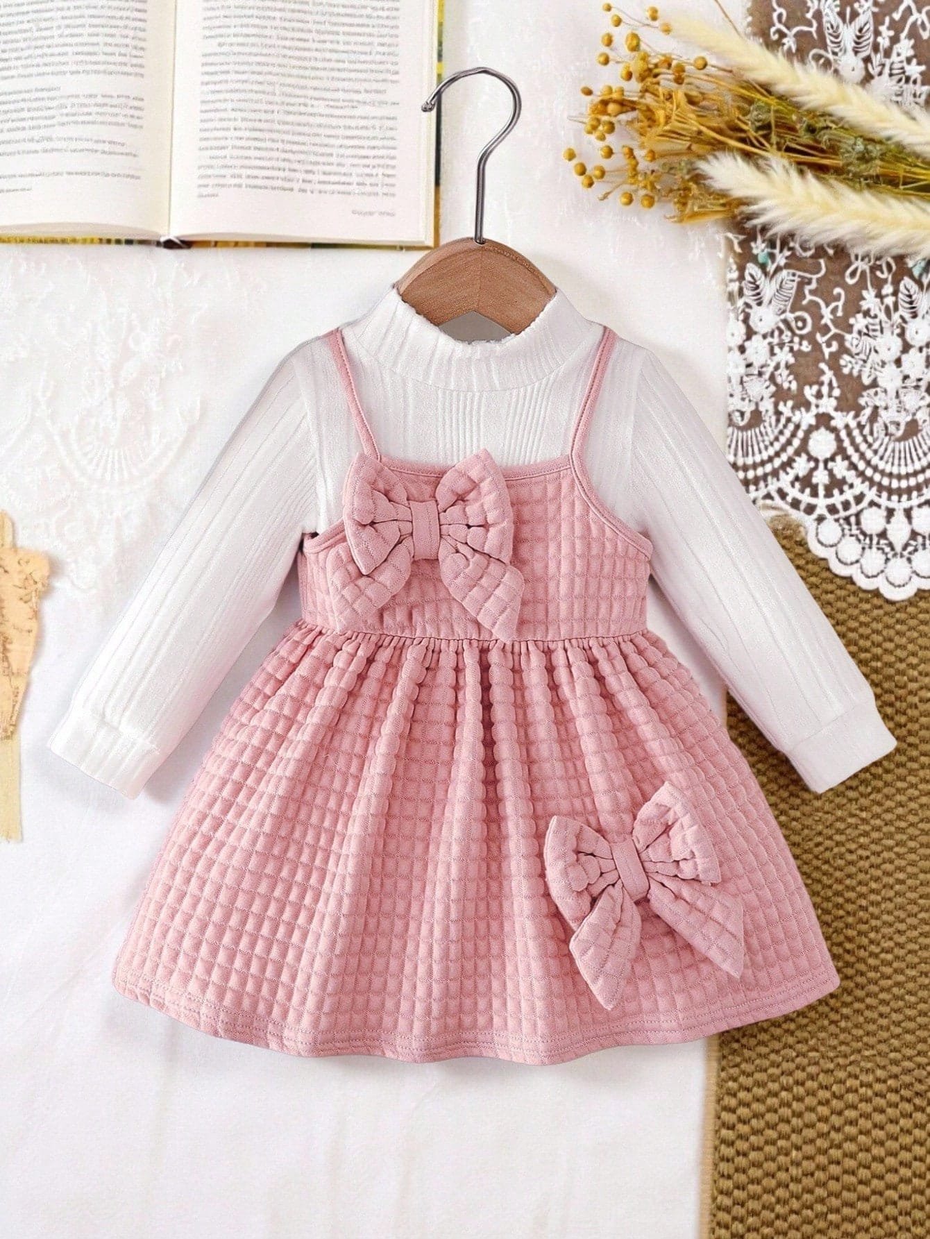 Conjunto rosa con vestido de tirantes