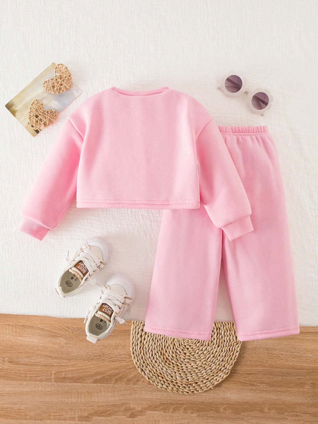 Conjunto rosa con sudadera corta y pantalón