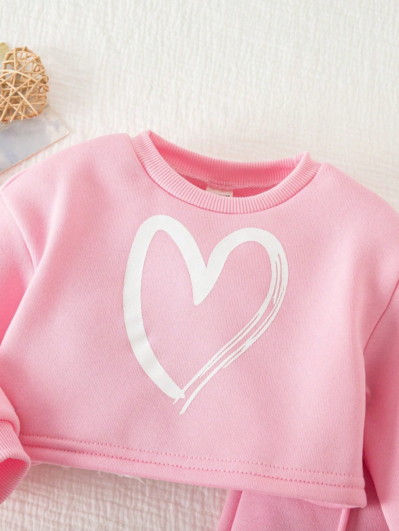 Conjunto rosa con sudadera corta y pantalón