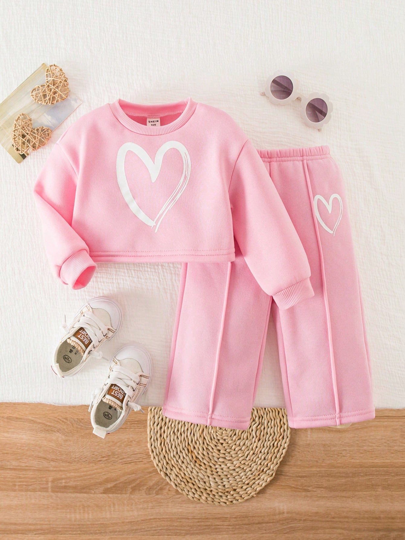 Conjunto rosa con sudadera corta y pantalón