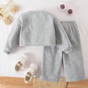 Conjunto gris con sudadera corta y pantalón