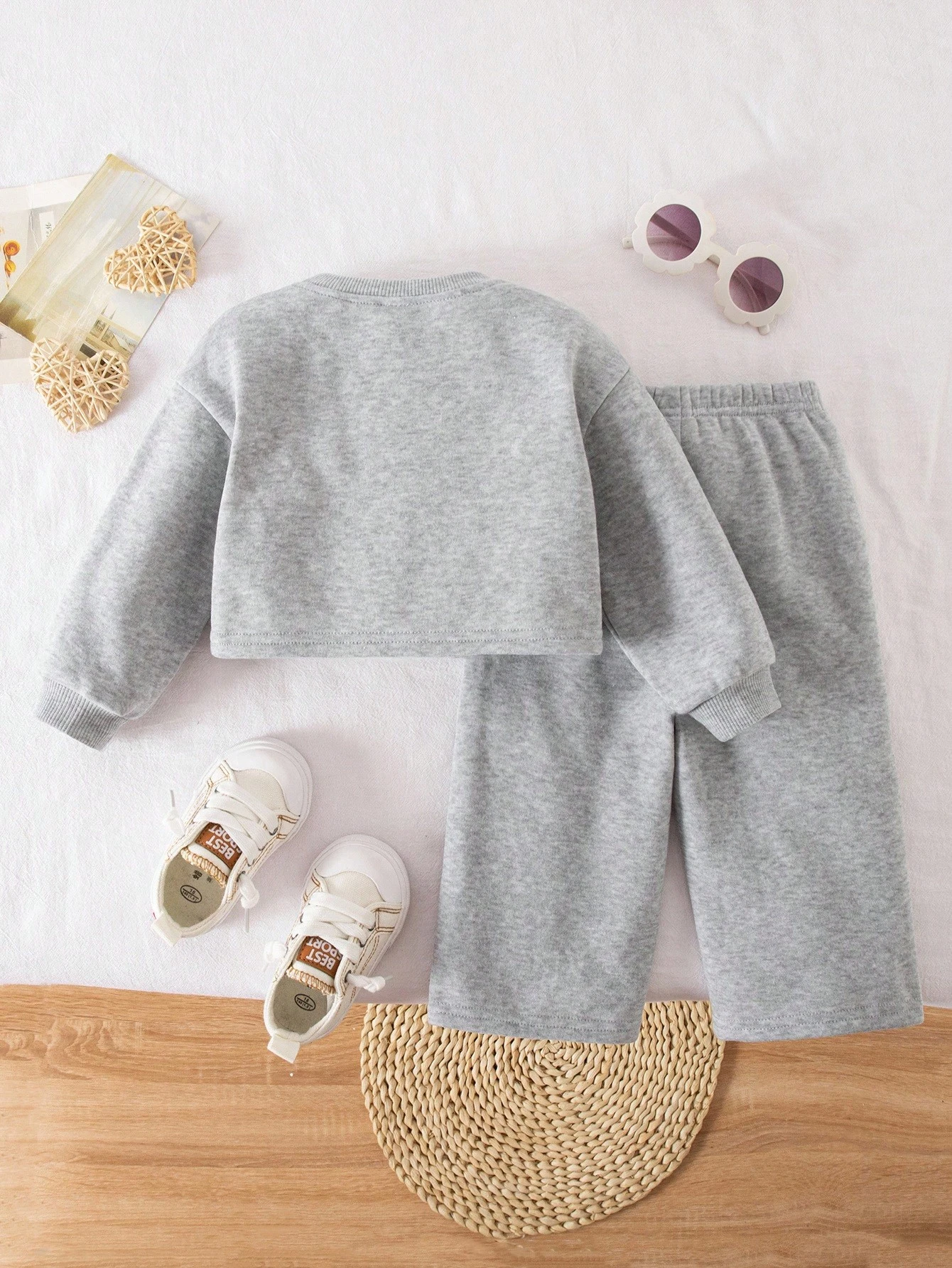 Conjunto gris con sudadera corta y pantalón