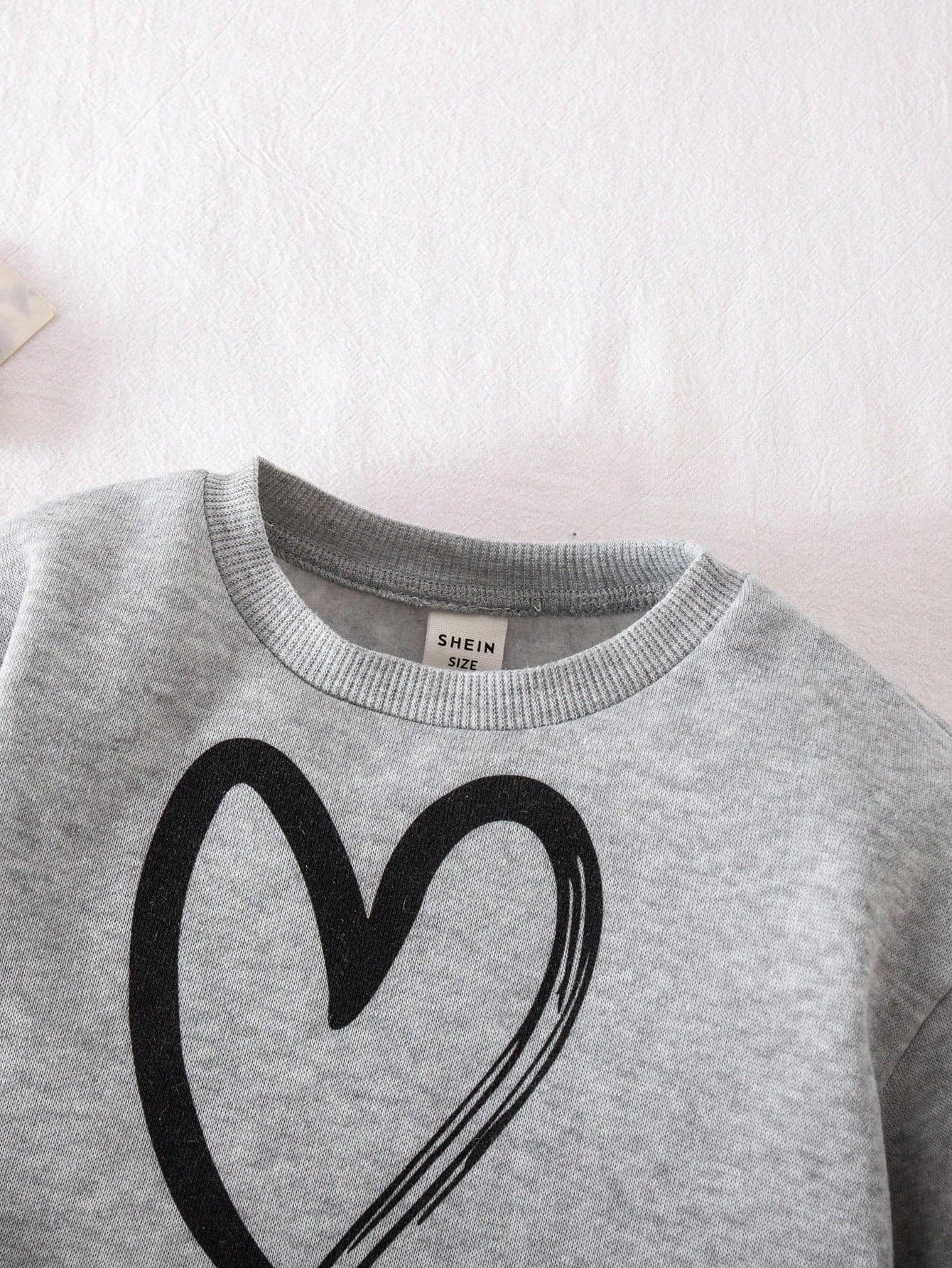 Conjunto gris con sudadera corta y pantalón