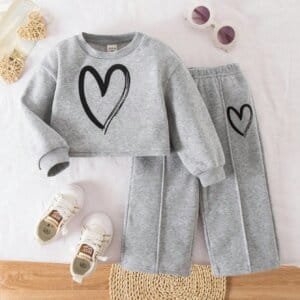 Conjunto gris con sudadera corta y pantalón