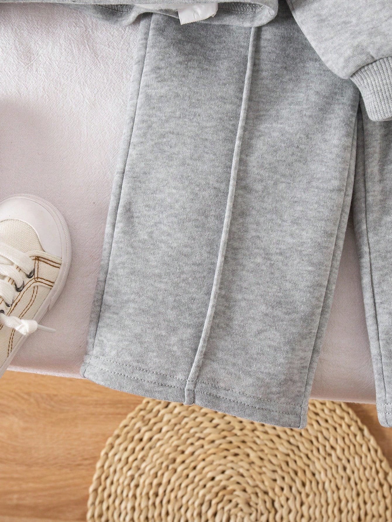 Conjunto gris con sudadera corta y pantalón