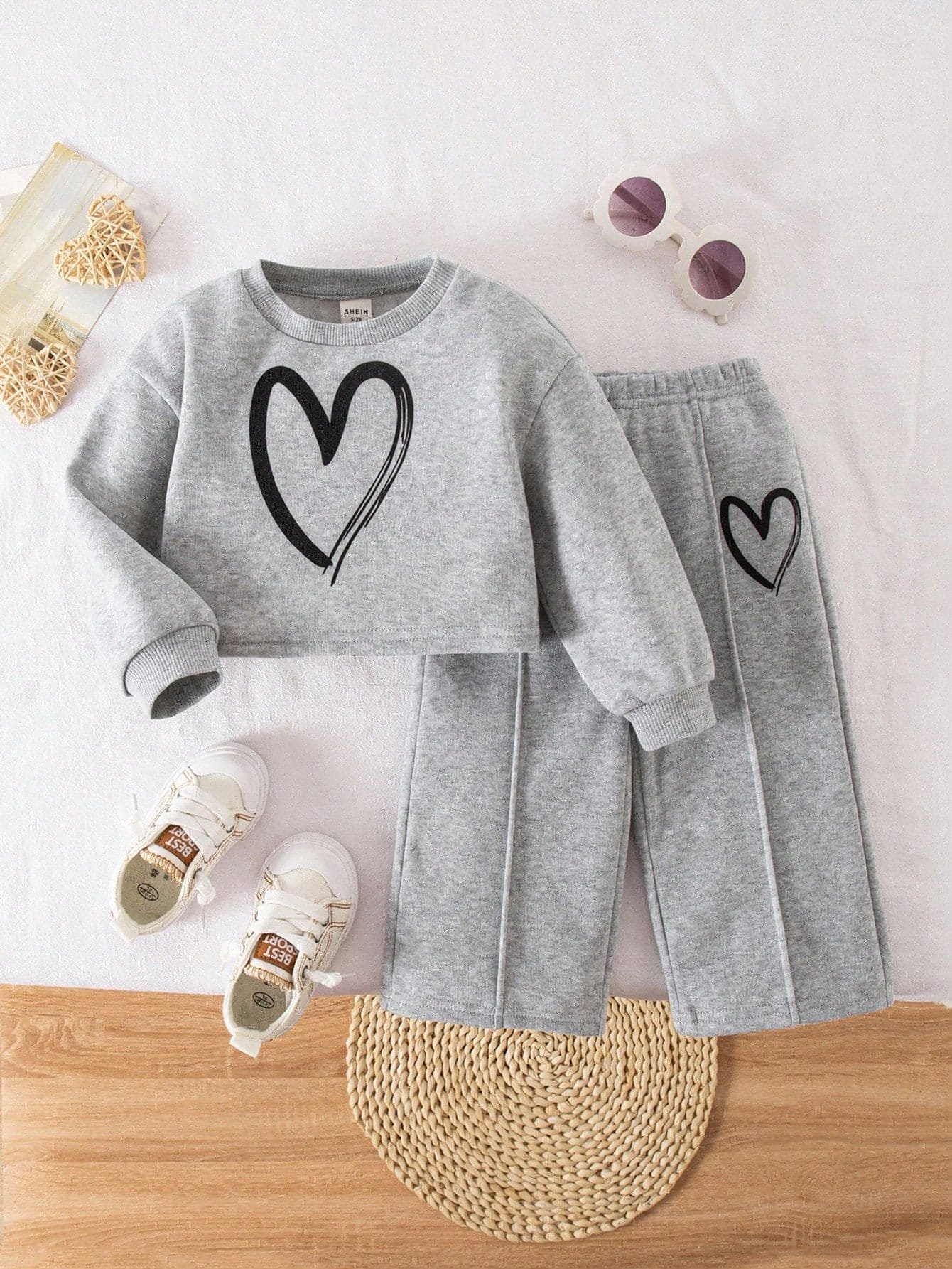 Conjunto gris con sudadera corta y pantalón