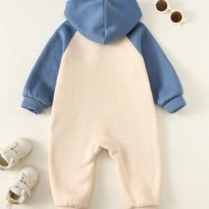 Mameluco beige azul con capucha y diseño de oso bordado