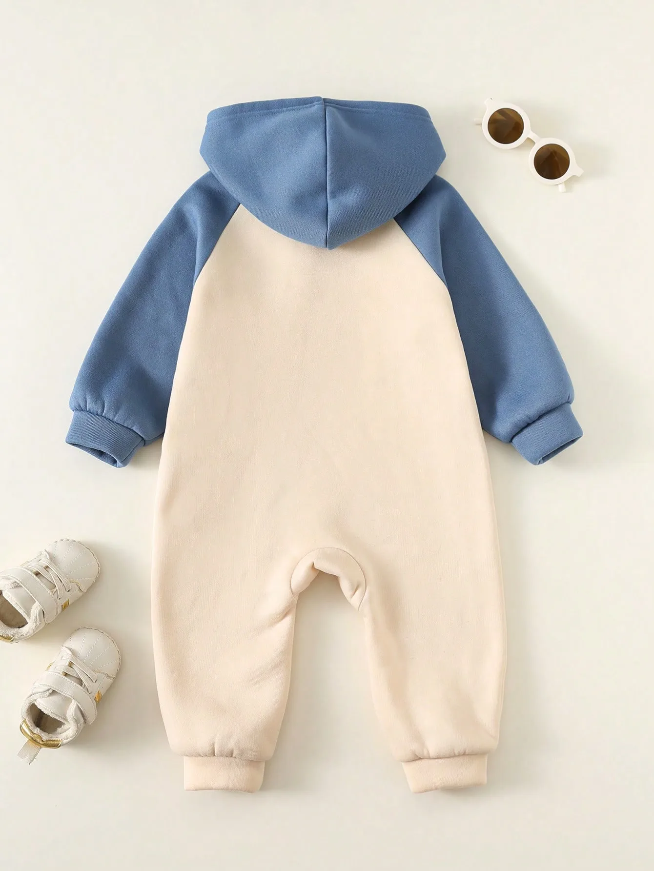 Mameluco beige azul con capucha y diseño de oso bordado