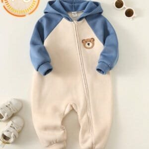 Mameluco beige azul con capucha y diseño de oso bordado