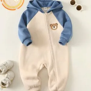 Mameluco beige azul con capucha y diseño de oso bordado