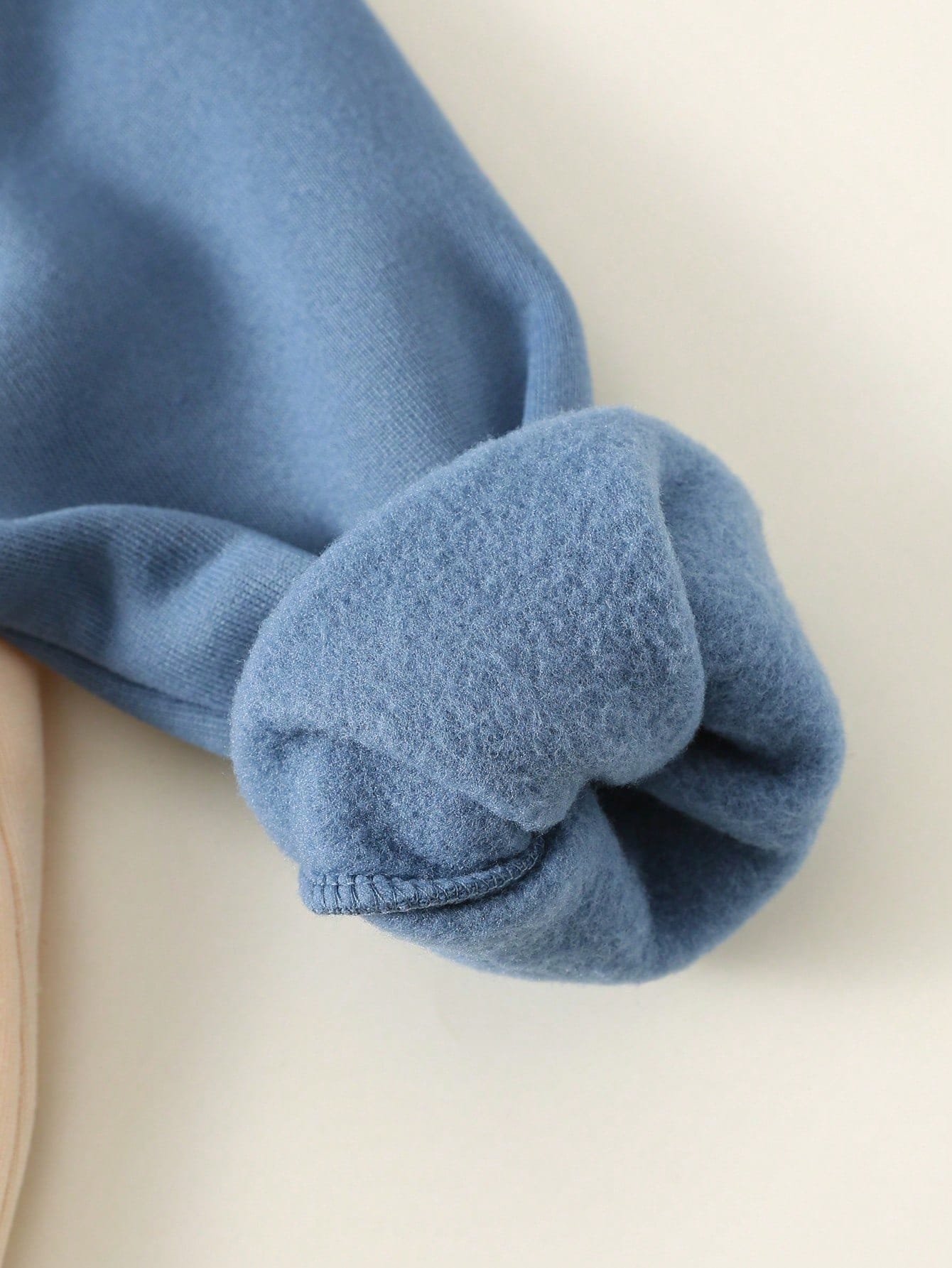 Mameluco beige azul con capucha y diseño de oso bordado