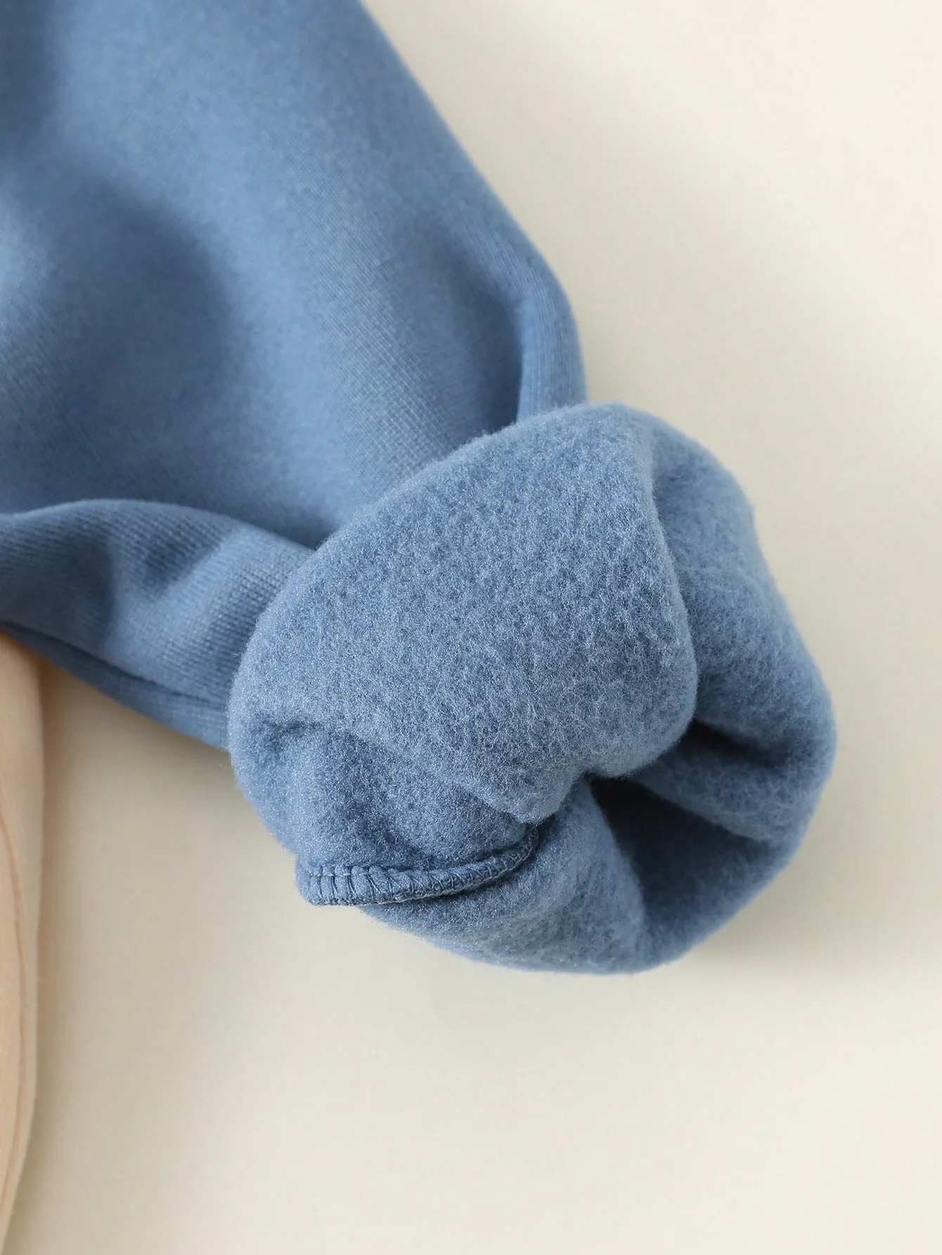 Mameluco beige azul con capucha y diseño de oso bordado