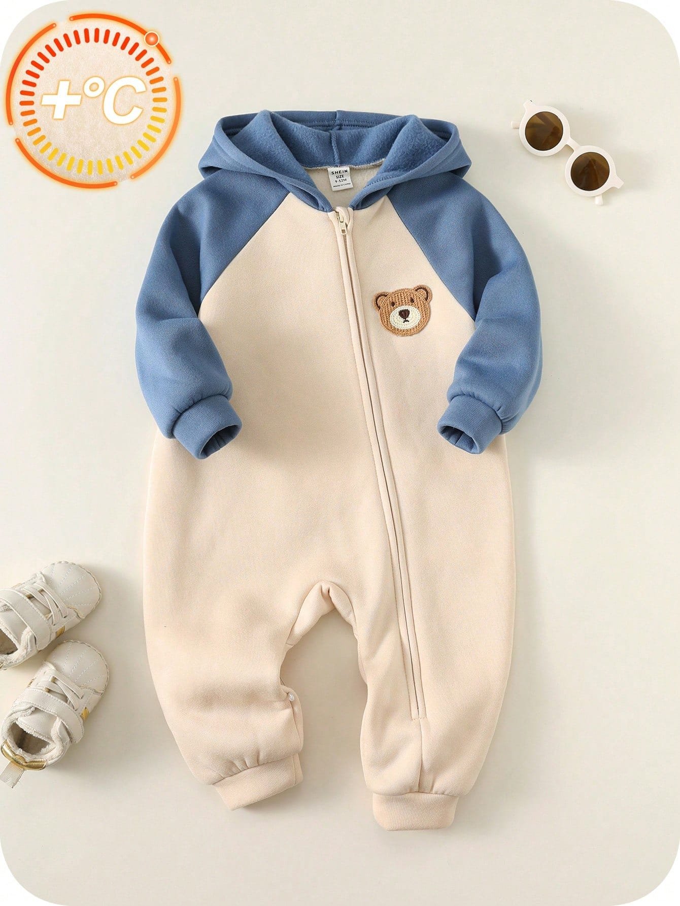 Mameluco beige azul con capucha y diseño de oso bordado