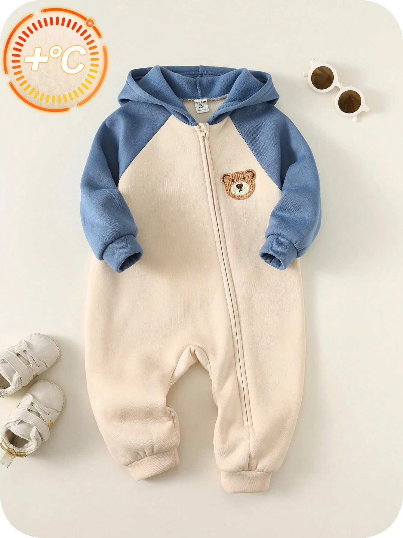 Mameluco beige azul con capucha y diseño de oso bordado