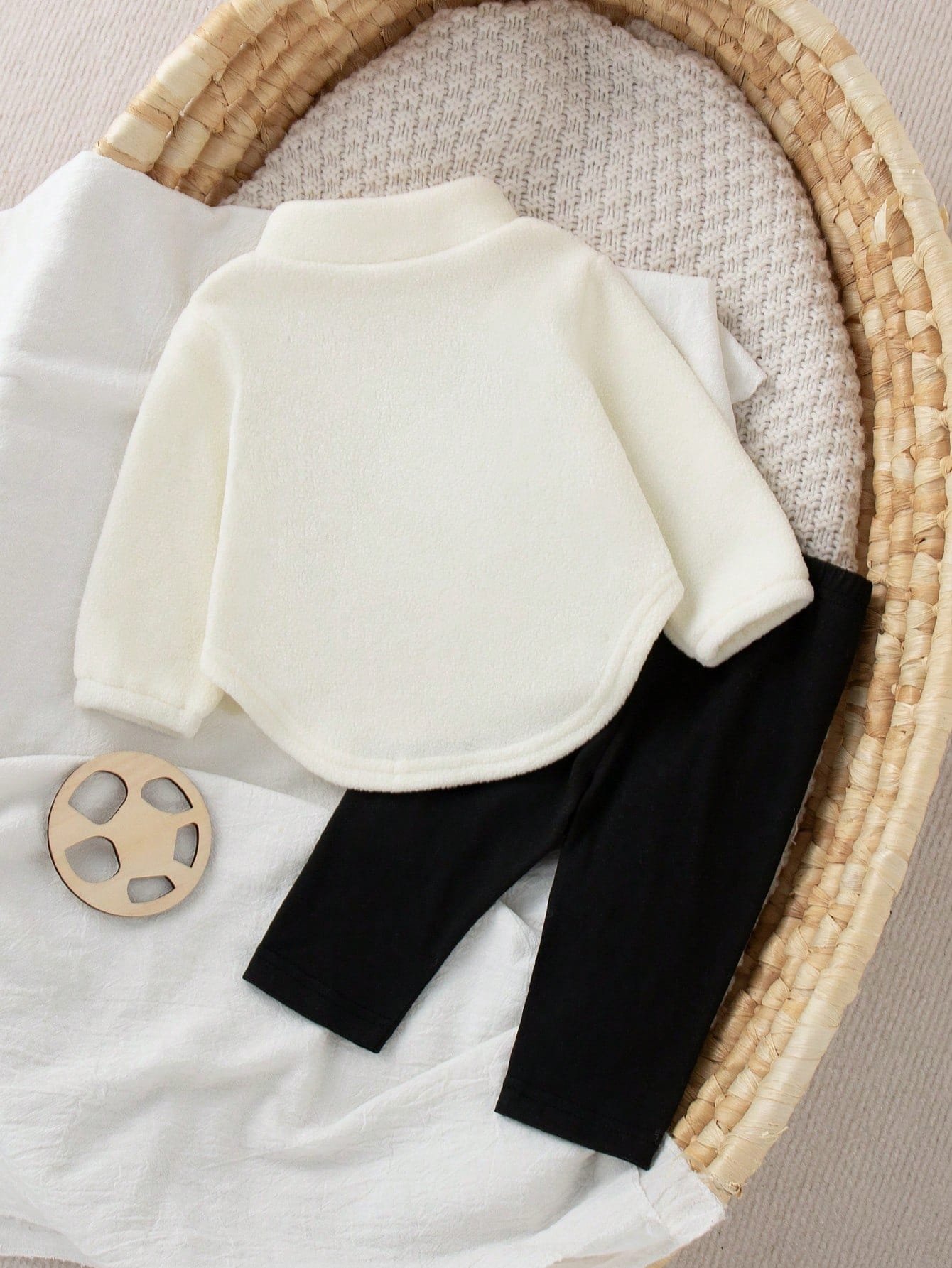 Conjunto bebé crema negro felpa con cierre frontal