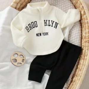 Conjunto bebé crema negro felpa con cierre frontal