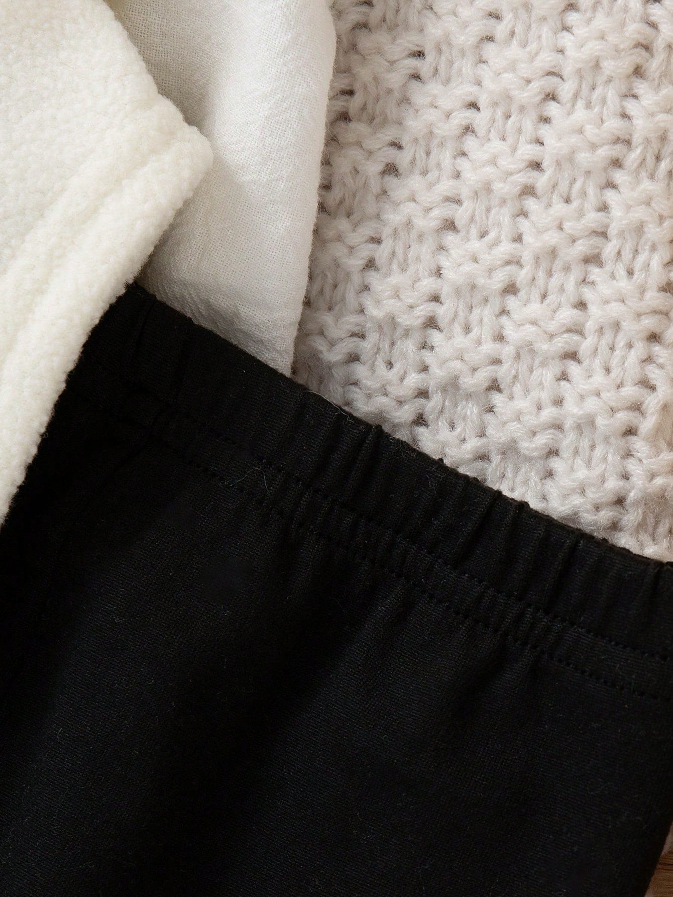 Conjunto bebé crema negro felpa con cierre frontal
