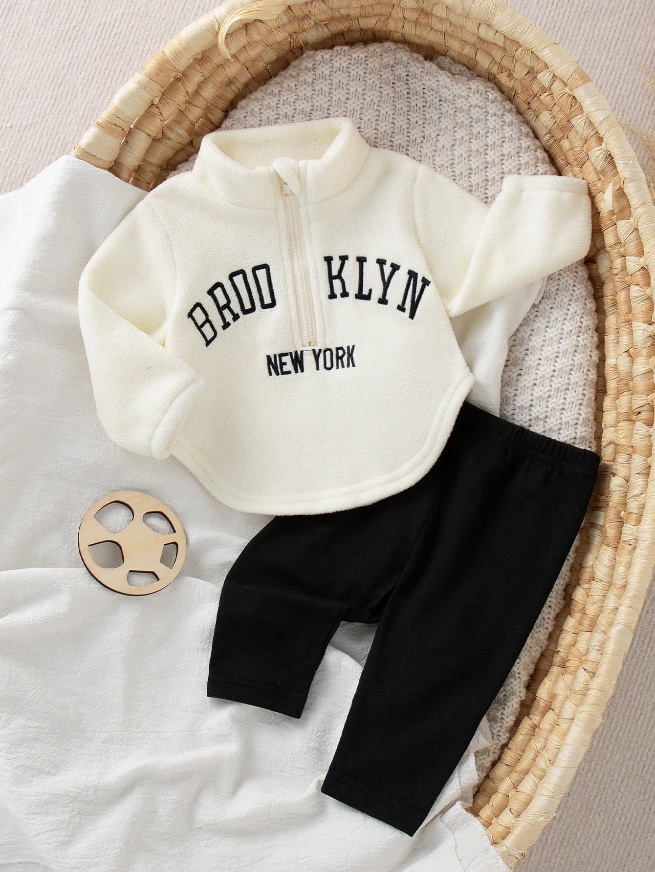 Conjunto bebé crema negro felpa con cierre frontal