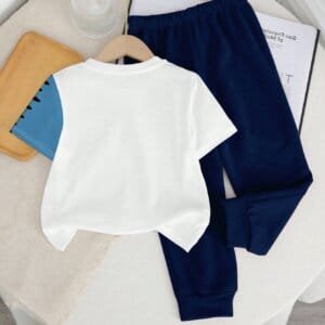 Conjunto blanco con dinosaurio y pantalón azul