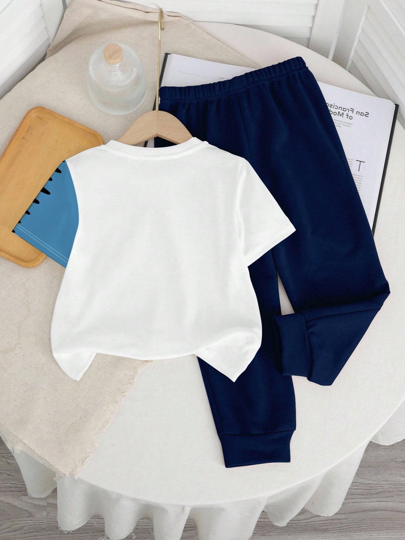 Conjunto blanco con dinosaurio y pantalón azul