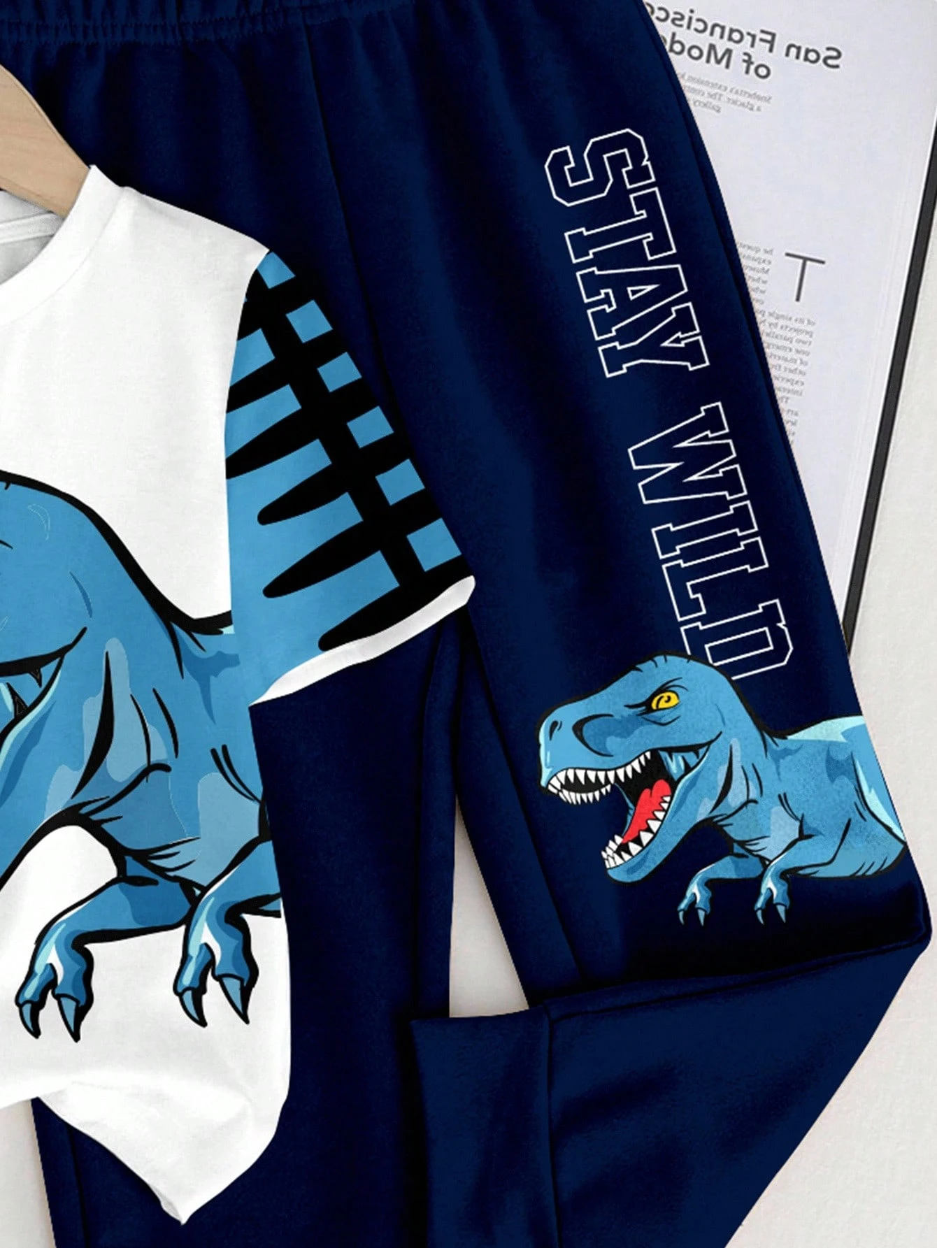 Conjunto blanco con dinosaurio y pantalón azul