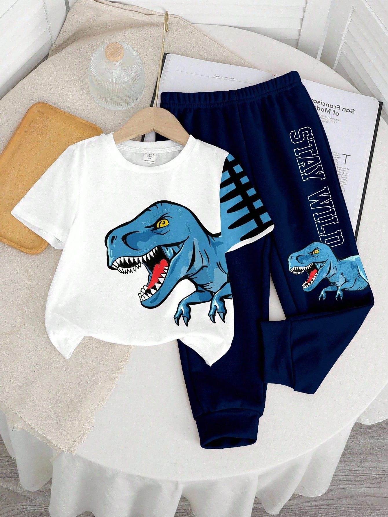 Conjunto blanco con dinosaurio y pantalón azul