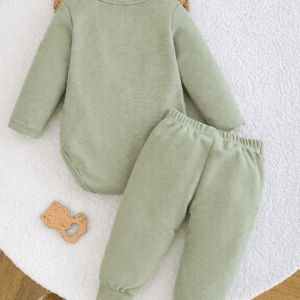 Conjunto casual verde menta con bordado de oso