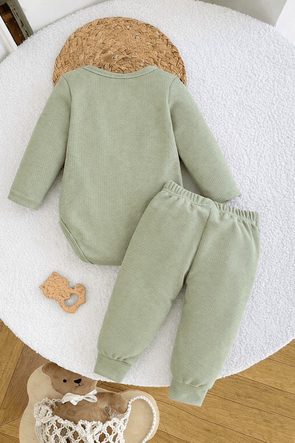 Conjunto casual verde menta con bordado de oso