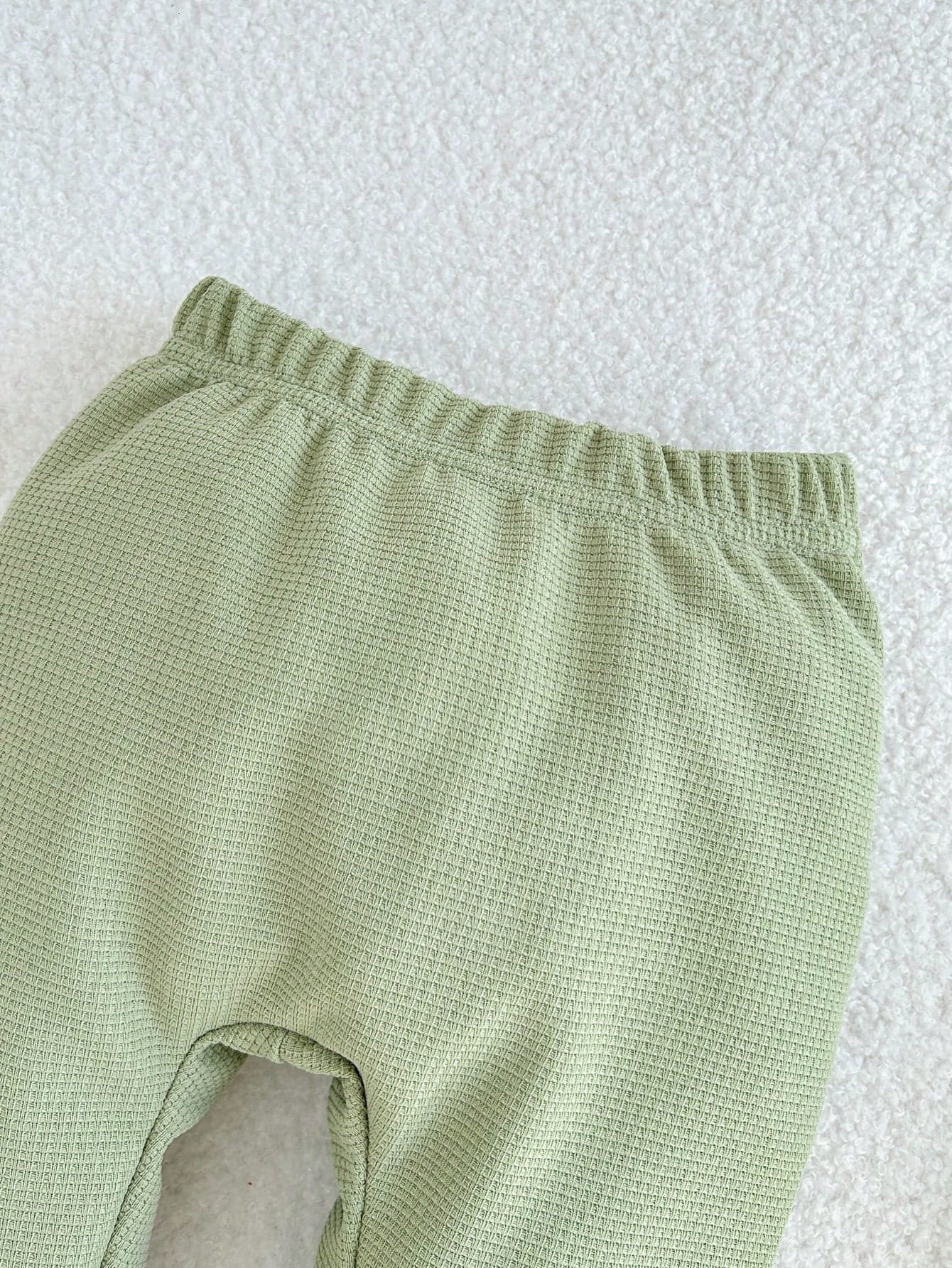 Conjunto casual verde menta con bordado de oso
