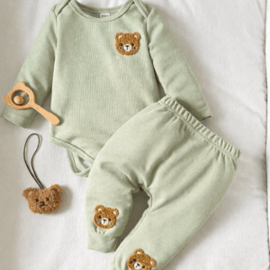 Conjunto casual verde menta con bordado de oso