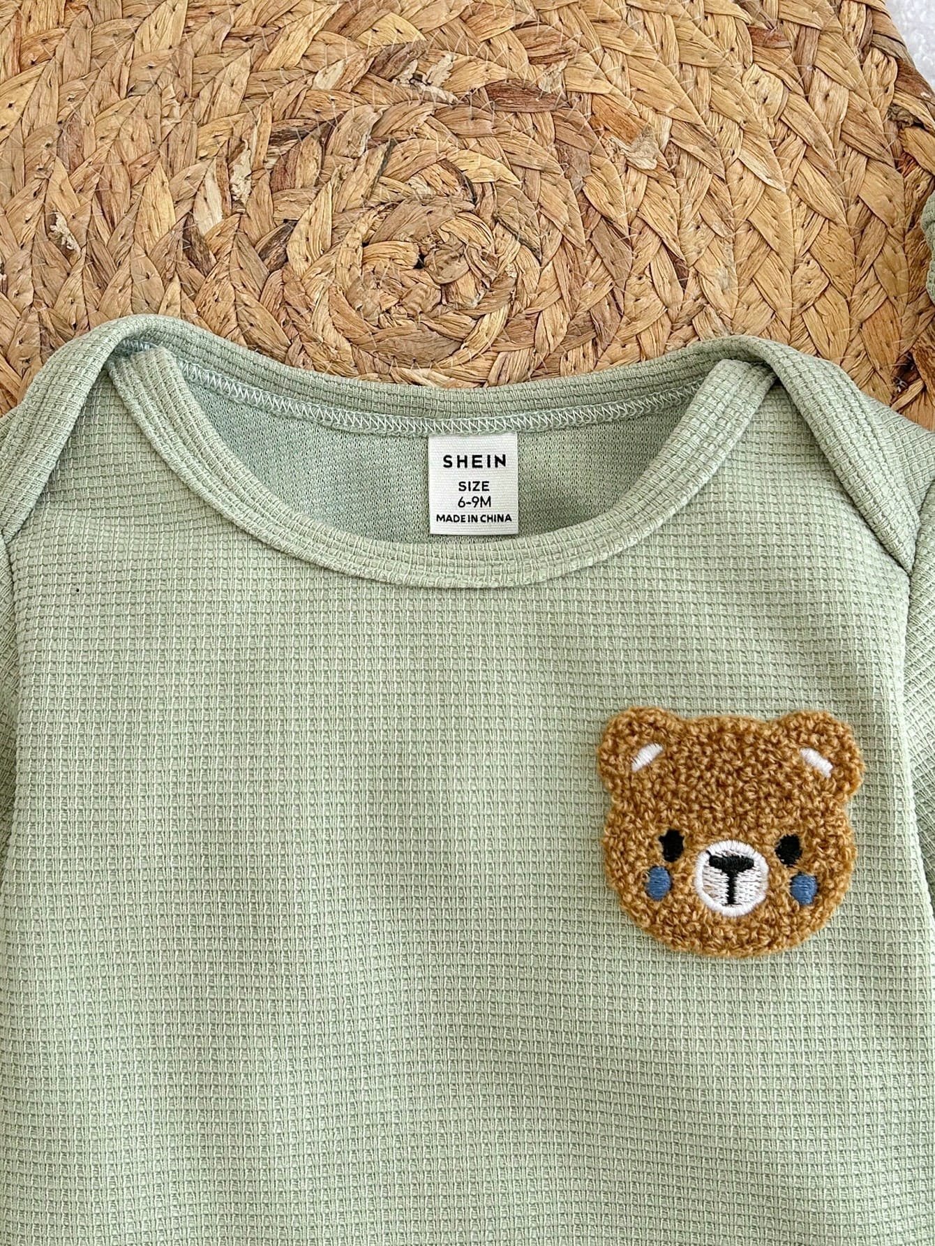 Conjunto casual verde menta con bordado de oso