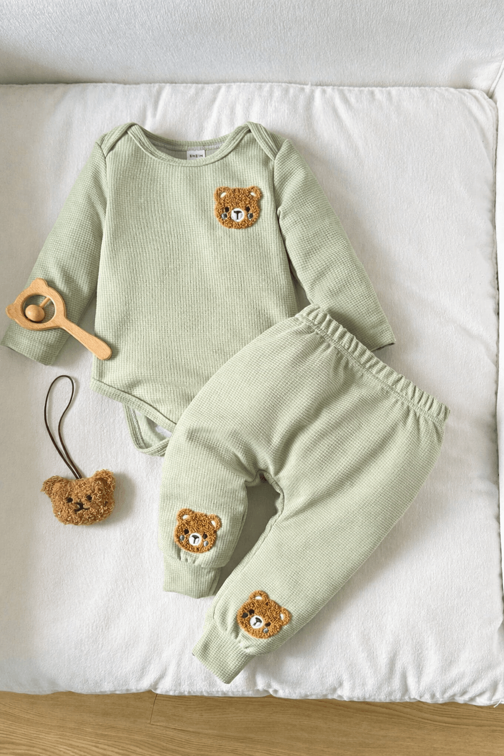 Conjunto casual verde menta con bordado de oso