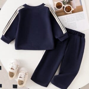 Conjunto casual azul marino sudadera y pantalón cómodo