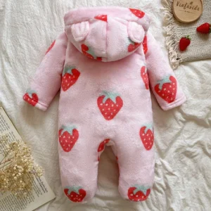 Pijama esponjosa rosa pálido con fresas