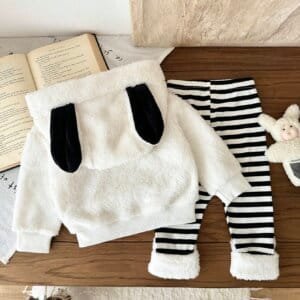 Conjunto peluche blanco negro capucha pantalón rayas