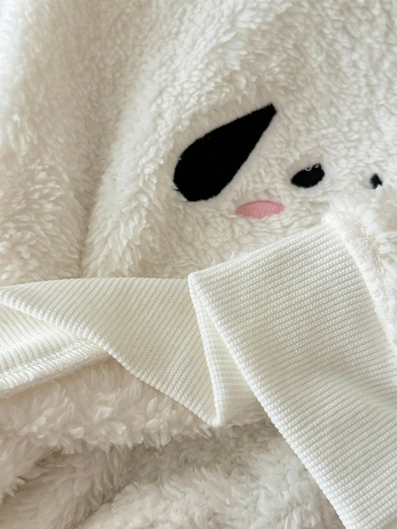 Conjunto peluche blanco negro capucha pantalón rayas