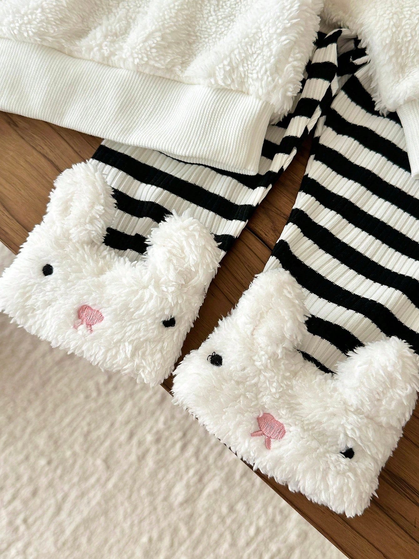 Conjunto peluche blanco negro capucha pantalón rayas