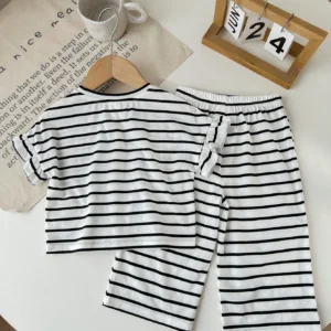 Camiseta rayas corazón blanco negro cómoda