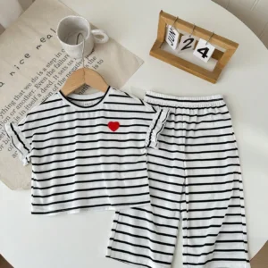 Camiseta rayas corazón blanco negro cómoda