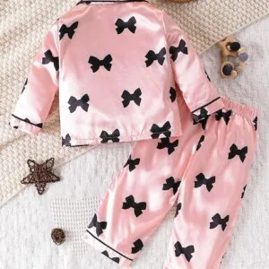 Conjunto rosa satinado lazos contraste elegante