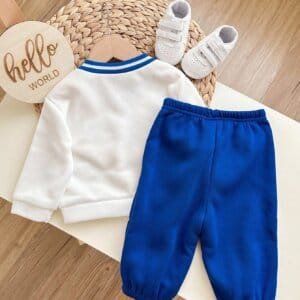 Conjunto deportivo azul y blanco con sudadera térmica