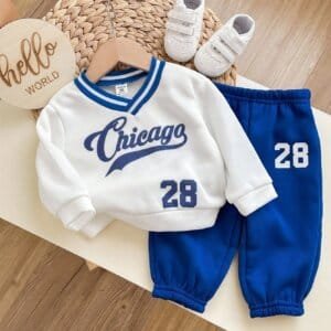 Conjunto deportivo azul y blanco con sudadera térmica