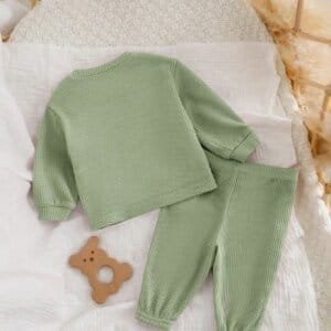 Conjunto verde tejido con sudadera y pantalón térmico
