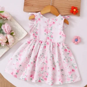 Vestido floral rosa con volantes y lazo