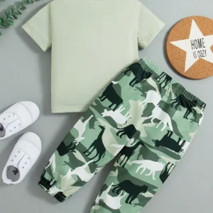 Conjunto verde aventurero con estampado safari
