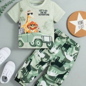 Conjunto verde aventurero con estampado safari