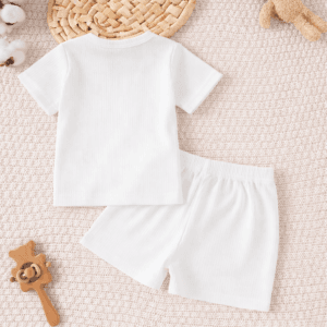 Conjunto blanco suave con bordado de oso